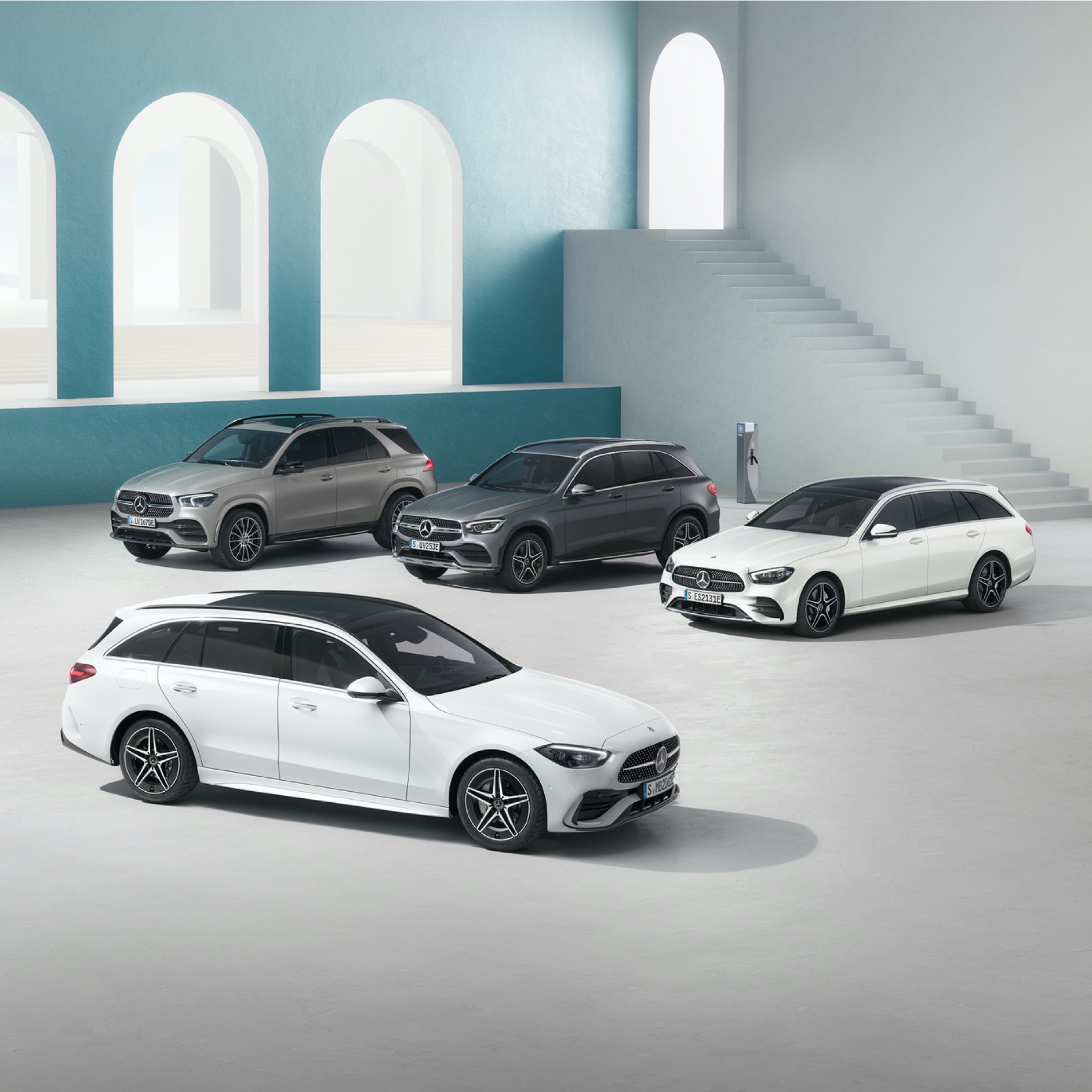 Flottenmanagement-Lösungen | Business | Mercedes me Es werden verschiedene Mercedes-Benz Fahrzeugmodelle für die Flottenmanagement-Lösungen gezeigt.