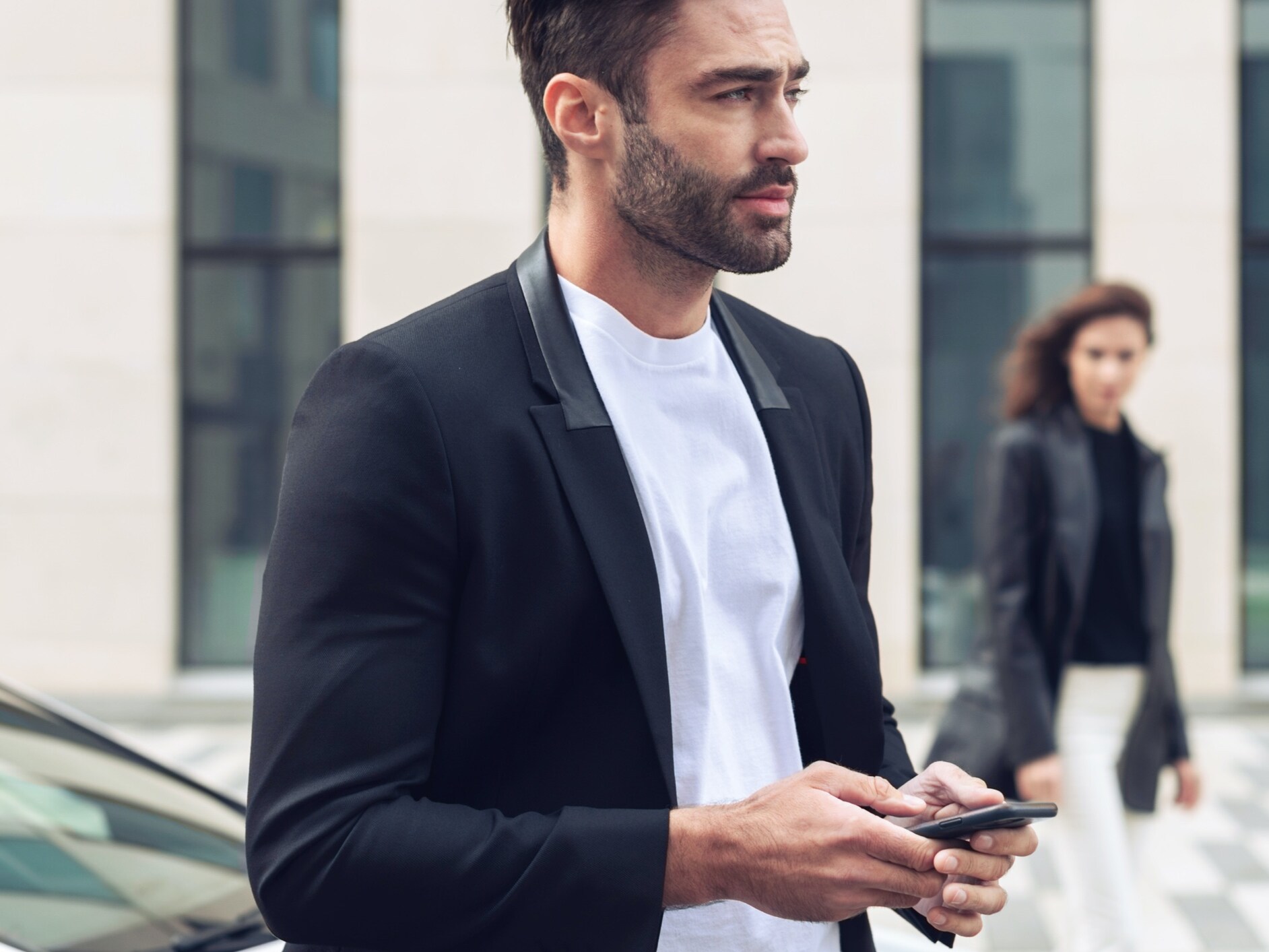 Ein Mann verwaltet mit fleetshare by Mercedes-Benz seine Poolfahrzeuge per App.