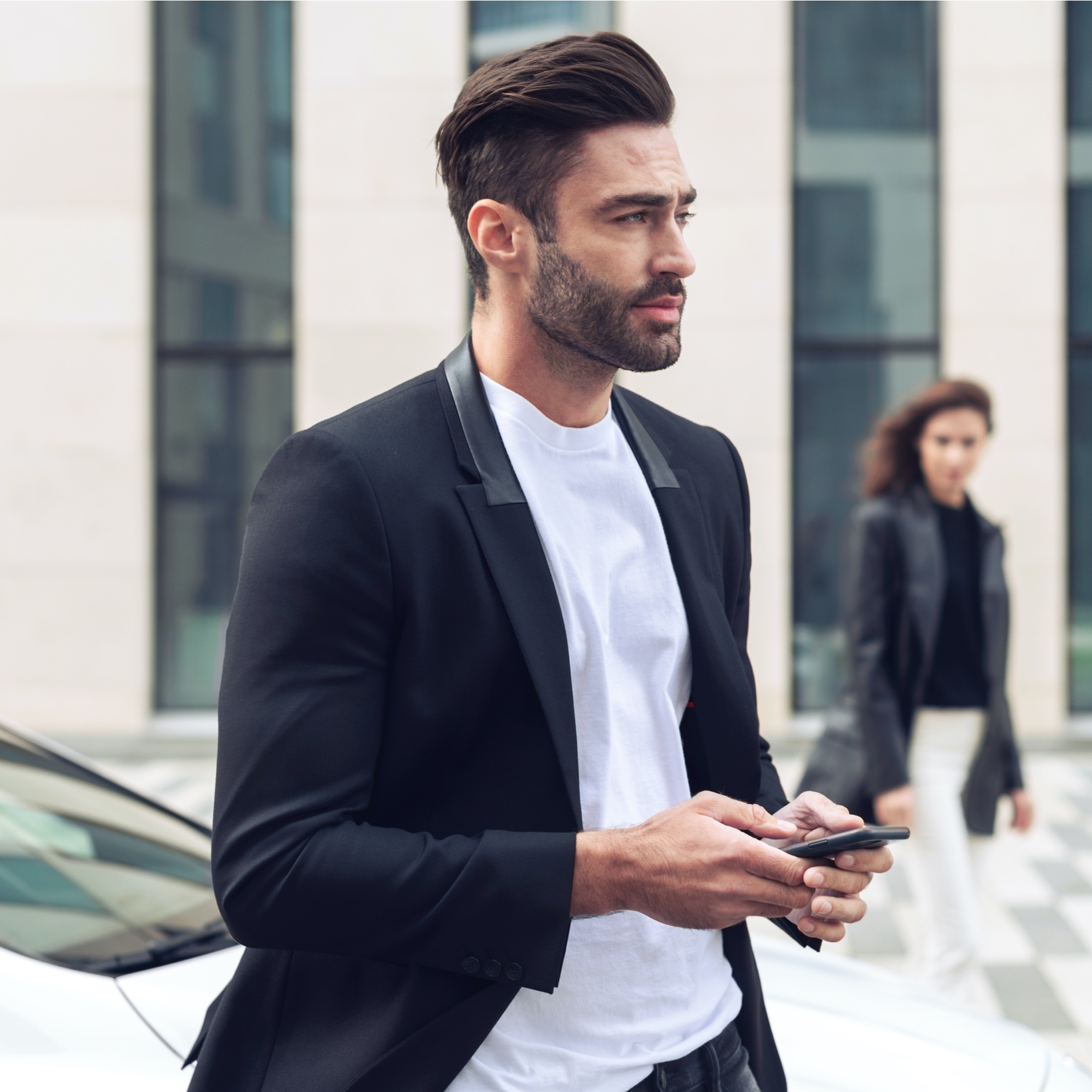 Ihr schlüsselloser Fuhrpark ab Werk | Business | Mercedes me Ein Mann verwaltet mit fleetshare by Mercedes-Benz seine Poolfahrzeuge per App.