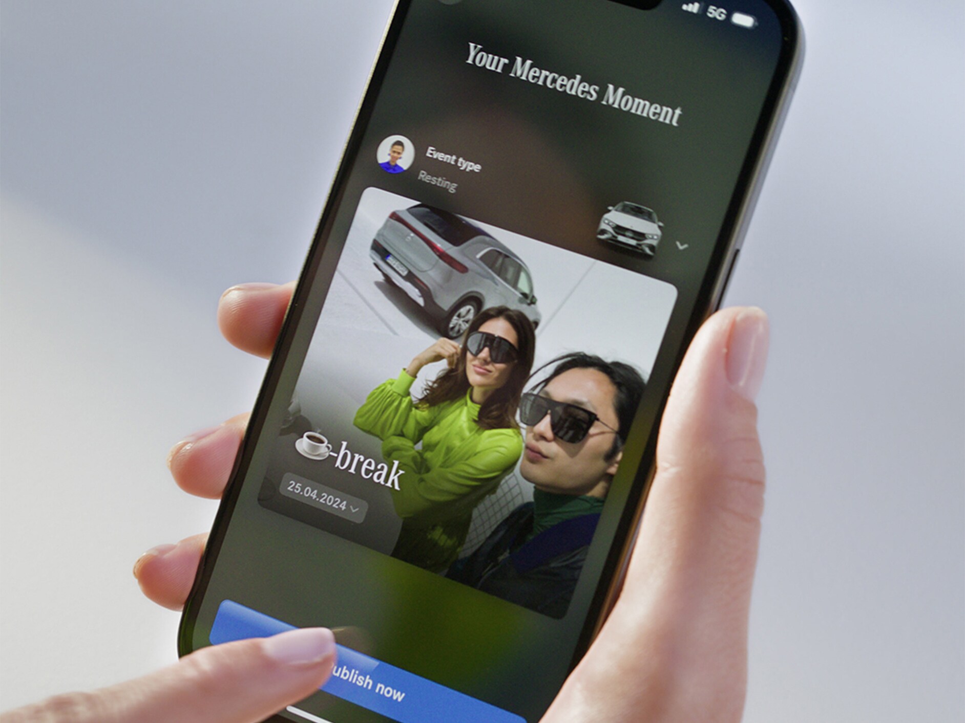 Der Bildschirm der Mercedes-Benz Stories App.