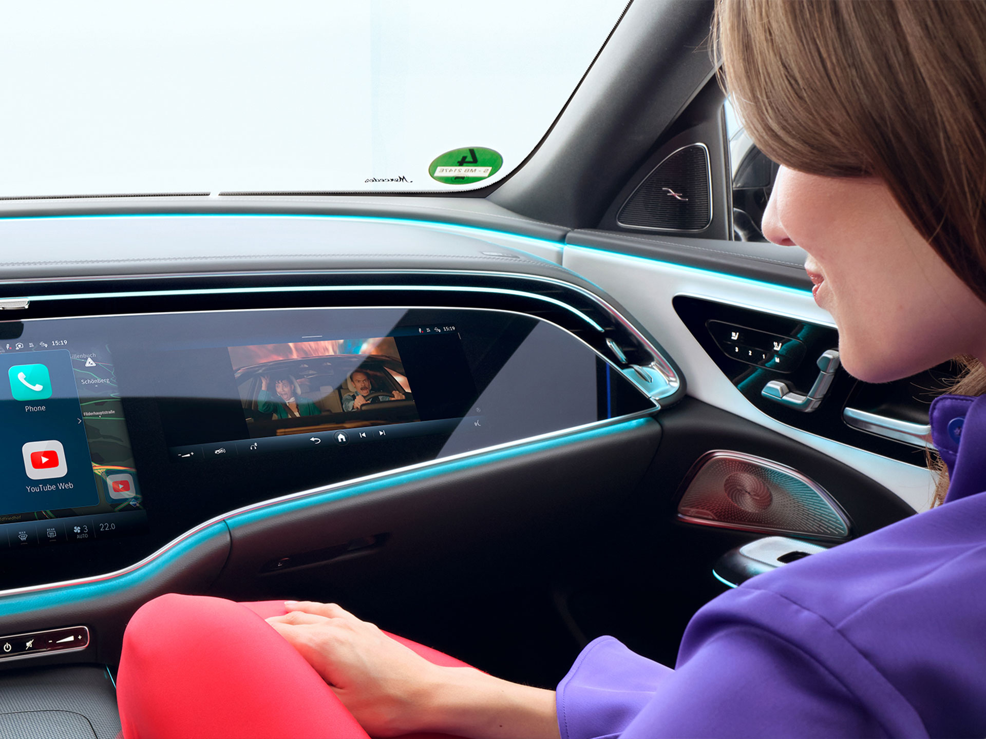 Video-Streaming | Multimedia und Entertainment | Mercedes-Benz Video-Streaming mit MBUX im Innenraum eines Mercedes-Benz.