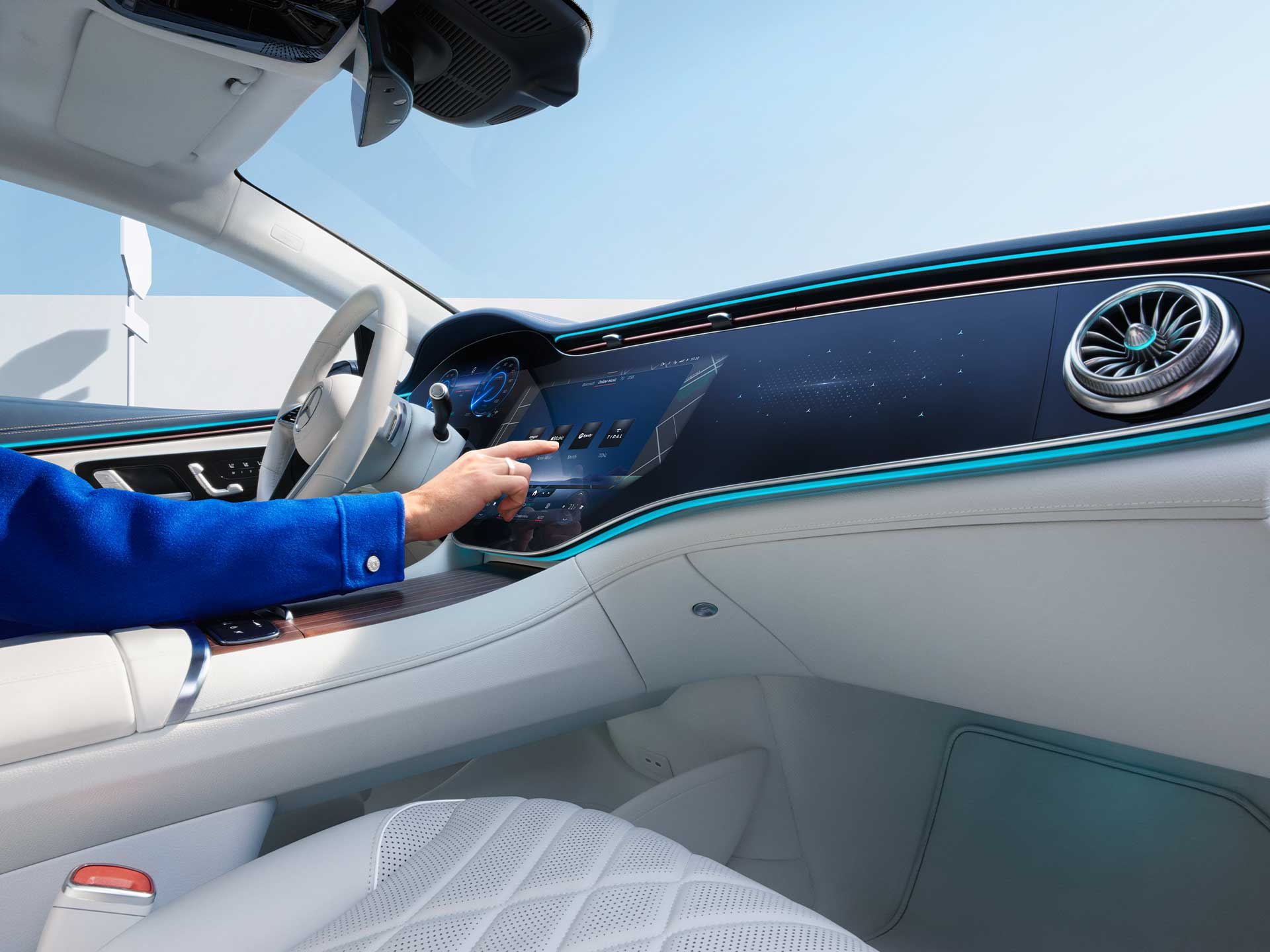 Digitale Extras | Mercedes me Auf dem Bildschirm des MBUX Multimediasystem in einem Mercedes-Benz werden Digitale Extras ausgewählt.