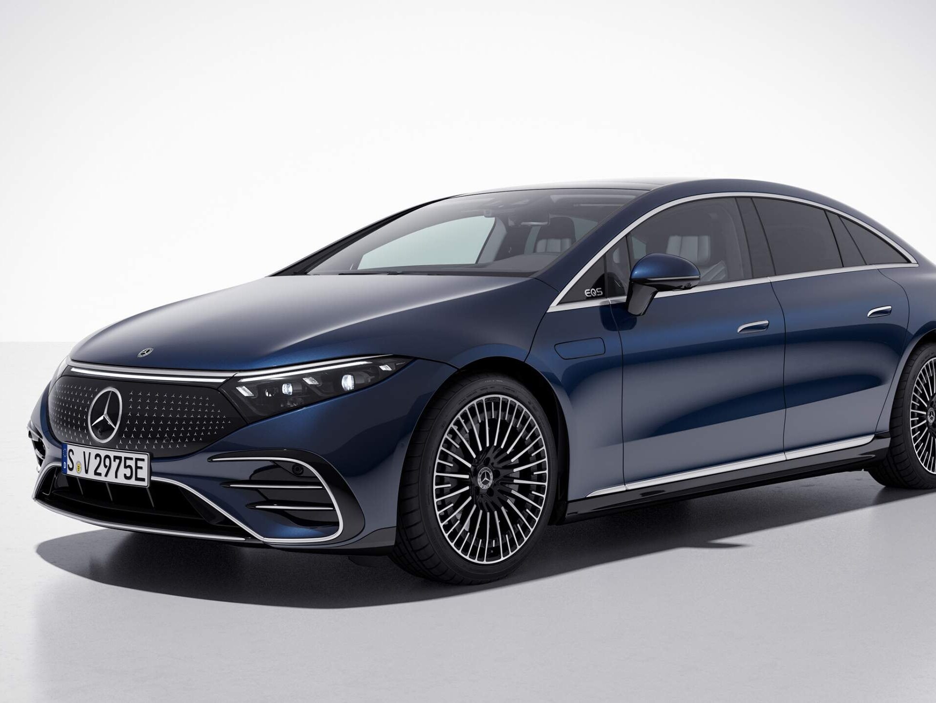 Das Bild zeigt das Exterieurdesign des EQS mit der AMG Line.