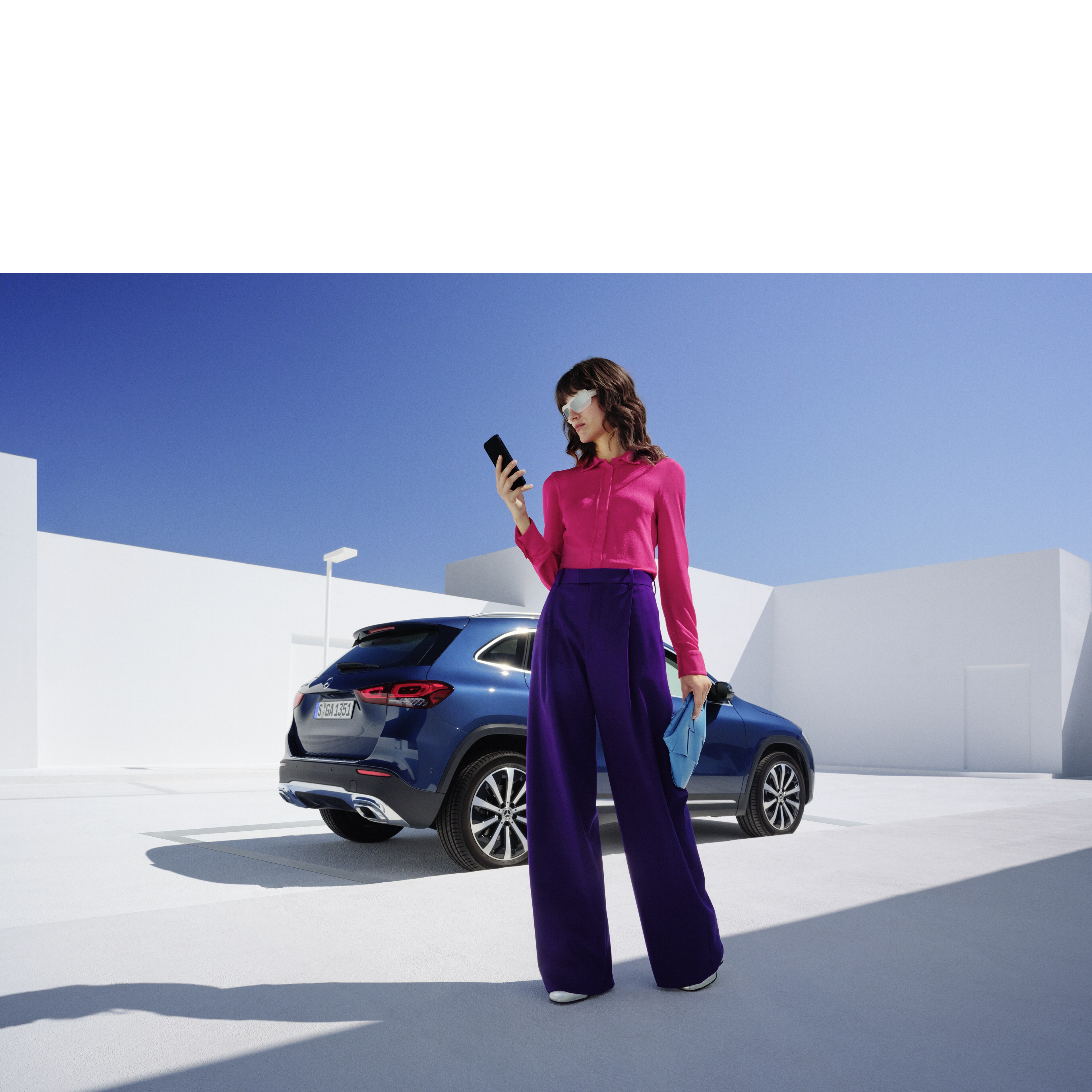 Auf dem MBUX Multimediasystem in einem Mercedes-Benz werden Digitale Extras ausgewählt.