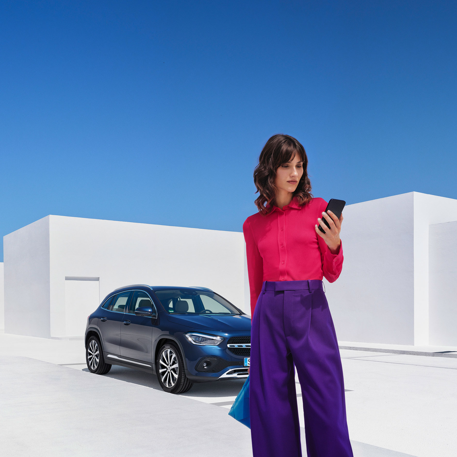 Eine Frau verbindet sich per Smartphone, der Mercedes me App und Ihrer Mercedes me ID mit ihrem Mercedes Benz. Eine Frau verbindet sich per Smartphone, der Mercedes me App und Ihrer Mercedes me ID mit ihrem Mercedes Benz.