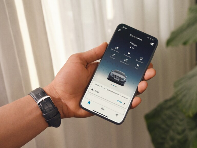 Über das Smartphone werden die Basisdienste für das Fahrzeug aktiviert.