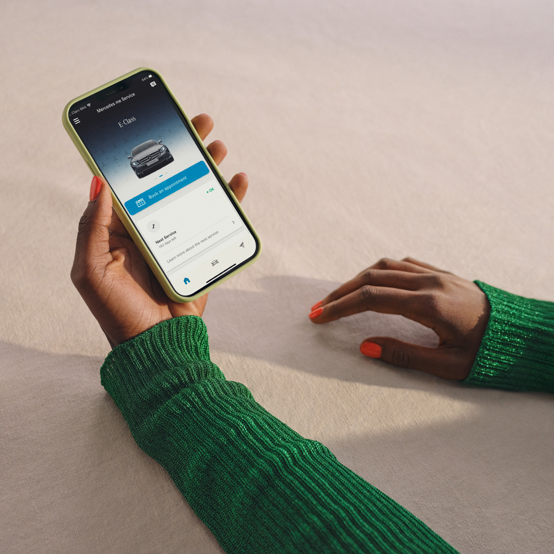 Auf dem Smartphone ist eine Benachrichtigung über eine anstehende Wartung zu sehen. Auf dem Smartphone ist eine Benachrichtigung über eine anstehende Wartung zu sehen.