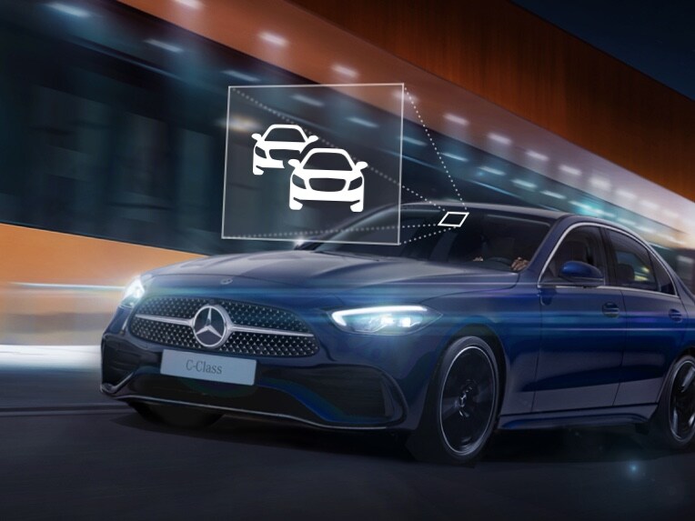 Auf der Frontscheibe eines Mercedes-Benz sieht man die Visualisierung des Icons für den Adaptiven Fernlicht-Assistent 
