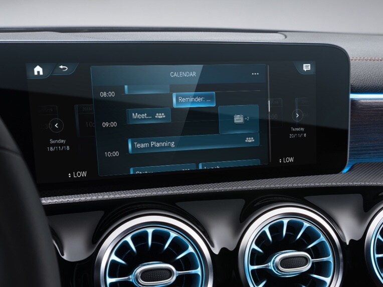 Auf dem MBUX Multimediasystem zeigt das Digitale Extra In-Car Office die nächsten Meetings an.