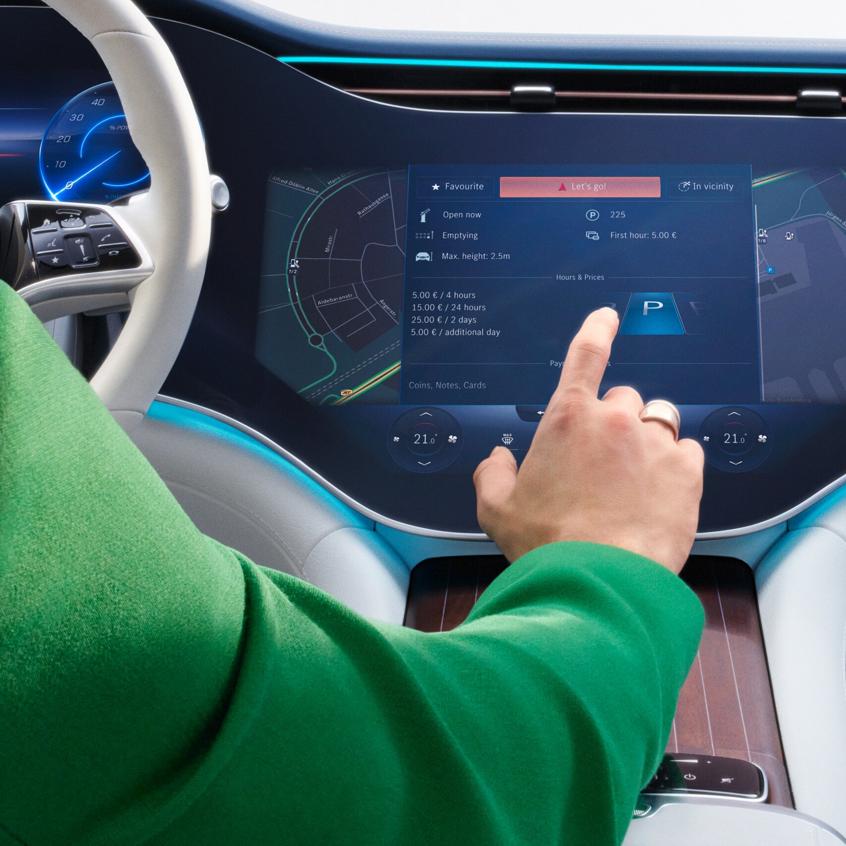 Auf dem MBUX-Multimediasystem in einem Mercedes-Benz werden Digitale Extras ausgewählt