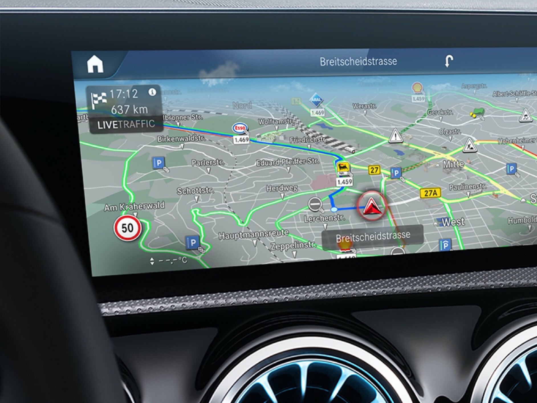 Auf dem MBUX Multimediasystem wird per Digitalem Extra Live Traffic Information die für den Fahrer:in beste Route angezeigt.