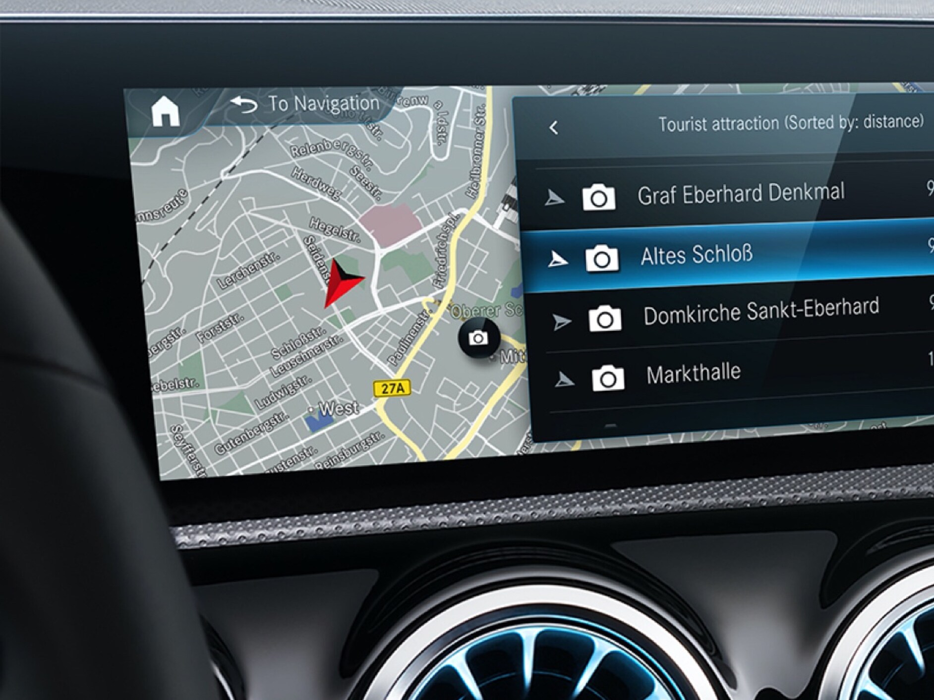 Auf dem MBUX Multimeadiasystem wird dank der Digitalen Extras zum Thema Navigation die für den Fahrer:in beste Route errechnet.