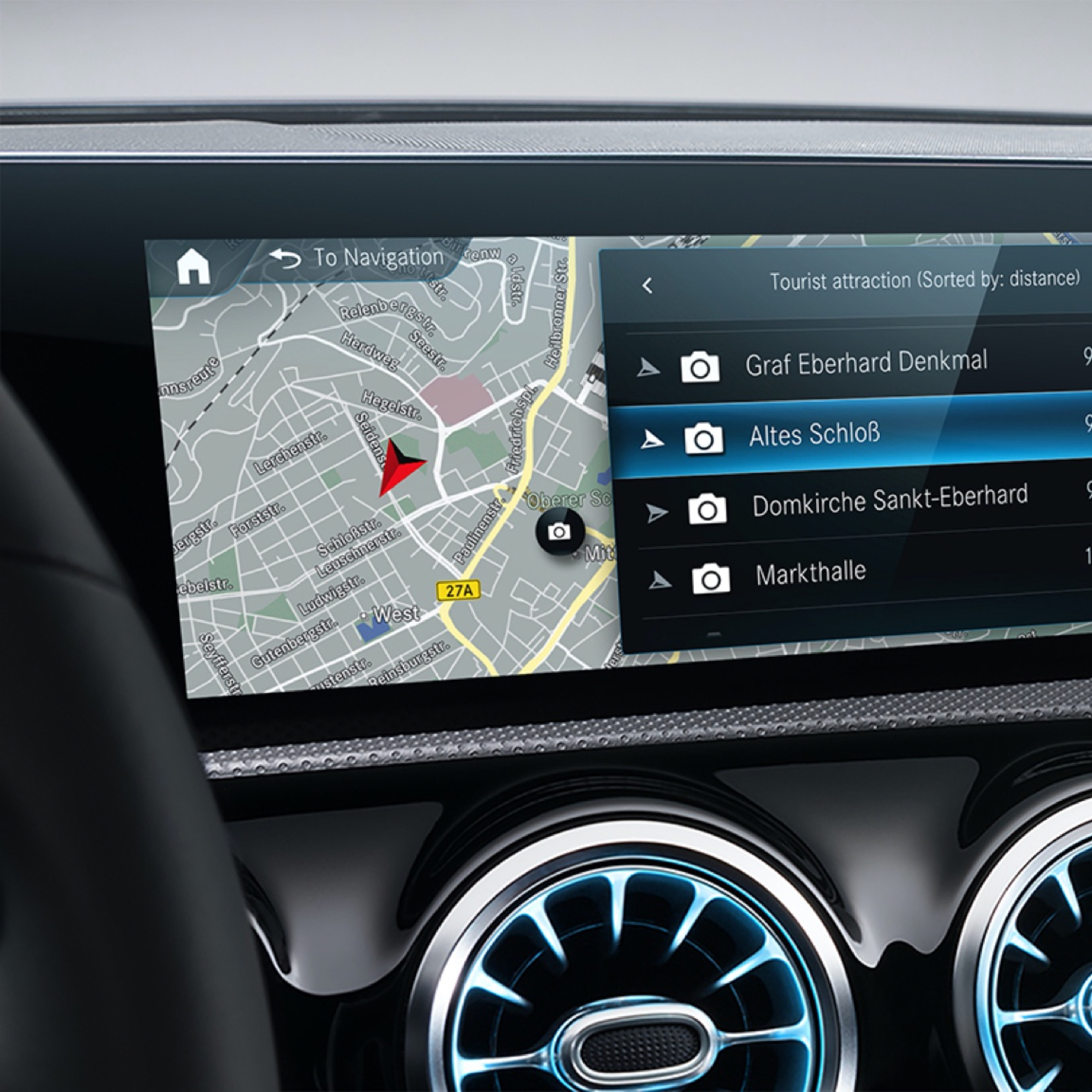 Auf dem MBUX Multimeadiasystem wird dank der Digitalen Extras zum Thema Navigation die für den Fahrer:in beste Route errechnet. Auf dem MBUX Multimeadiasystem wird dank der Digitalen Extras zum Thema Navigation die für den Fahrer:in beste Route errechnet.