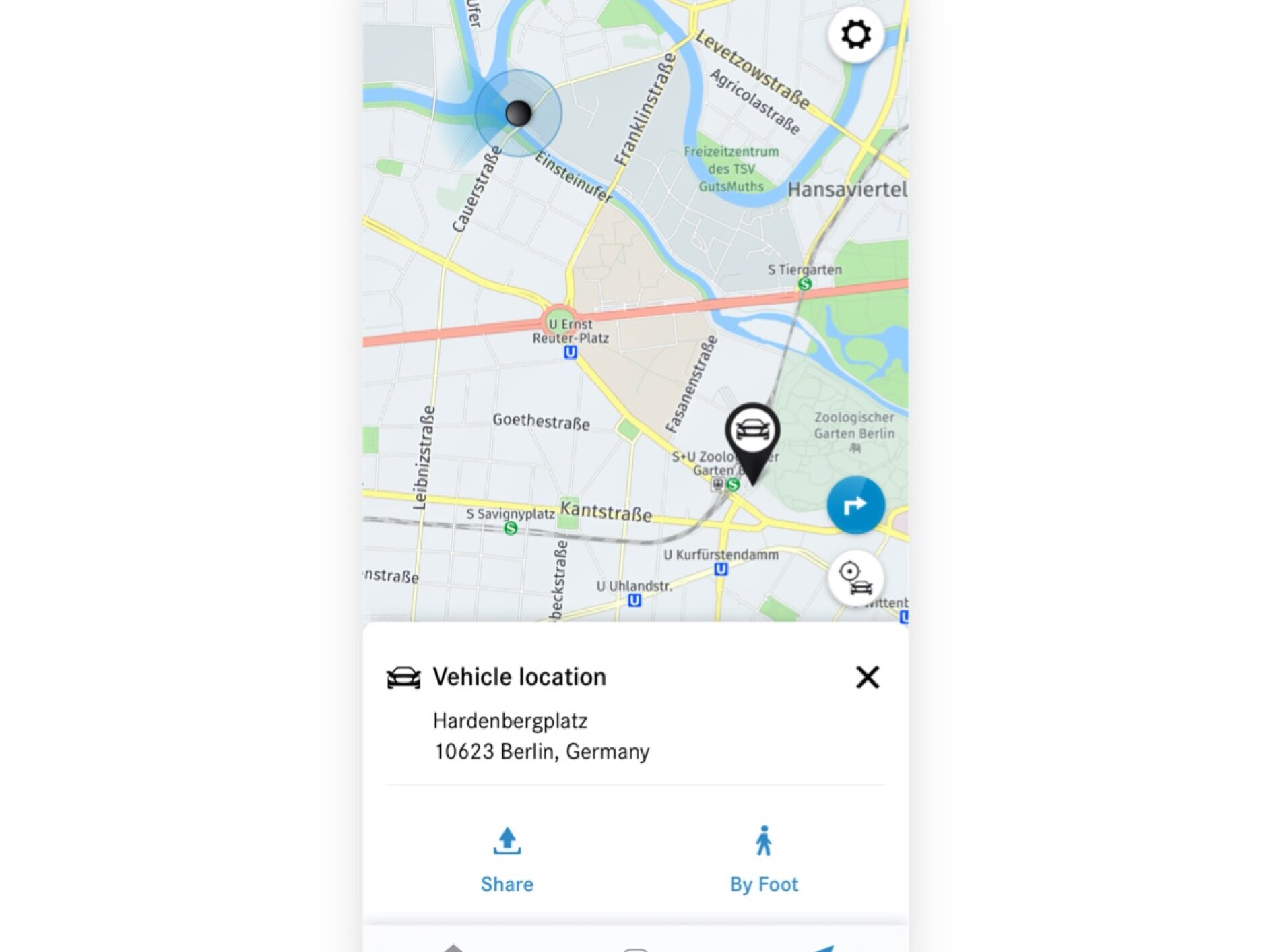 Auf einem Smartphone wird der Fahrzeugstandort in der Mercedes me App angezeigt.