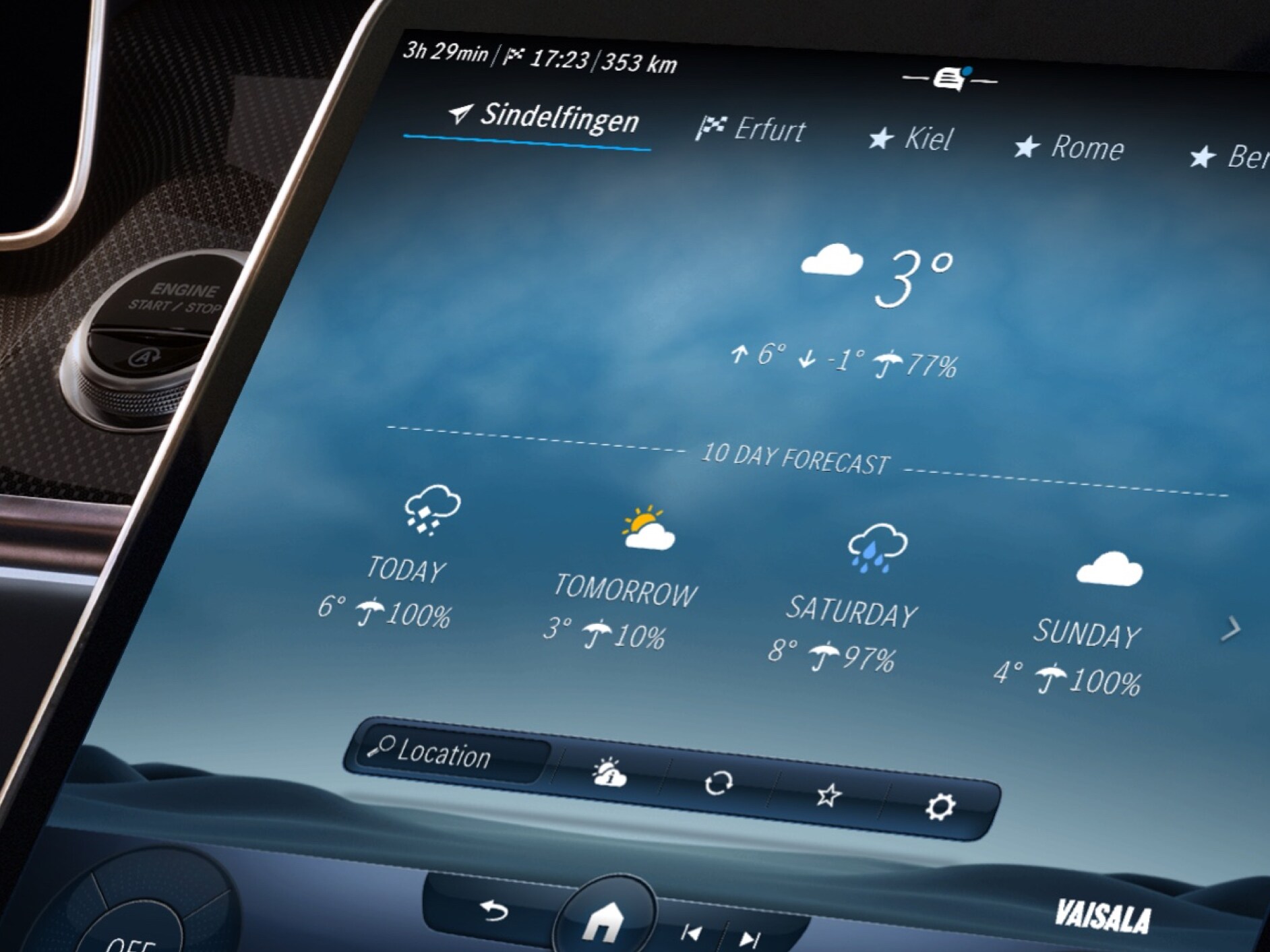 Auf dem MBUX Multimediasystem wird dank des Digitalen Extras Wetterkarte das Wetter am Zielort angezeigt.