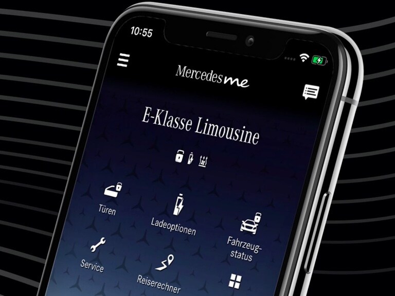 Auf einem Smartphone werden im Menü der Mercedes me App die verfügbaren Funktionen der Digitalen Extras zum Thema Navigation, Remote und Urban Guard angezeigt.