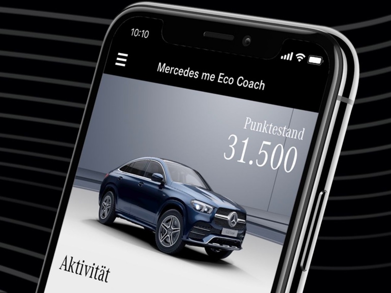 Auf einem Smartphone ist die Mercedes me Eco Coach App geöffnet und der durch eine besonders umweltfreundliche Fahrweise erreichte Punktestand wird angezeigt. Auf einem Smartphone ist die Mercedes me Eco Coach App geöffnet und der durch eine besonders umweltfreundliche Fahrweise erreichte Punktestand wird angezeigt.