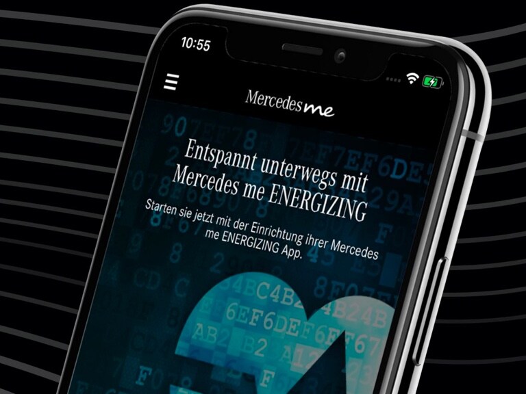 Auf einem Smartphone ist die Mercedes me ENERGIZING App geöffnet und die ersten Schritte für die Einrichtung werden angezeigt.