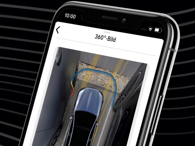 Per Mercedes me Remote Parking App auf dem Smartphone und der 360°-Ansicht wird ein Mercedes-Benz bequem in eine enge Parklücke gesteuert. Per Mercedes me Remote Parking App auf dem Smartphone und der 360°-Ansicht wird ein Mercedes-Benz bequem in eine enge Parklücke gesteuert.