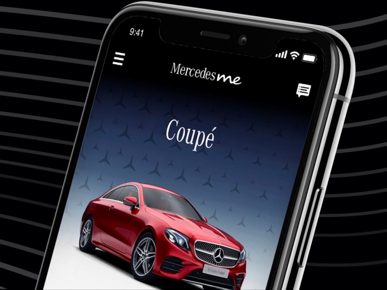 In der Mercedes me App auf einem Smartphone werden zukünftige Wunschfahrzeuge von Mercedes-Benz angezeigt. In der Mercedes me App auf einem Smartphone werden zukünftige Wunschfahrzeuge von Mercedes-Benz angezeigt.