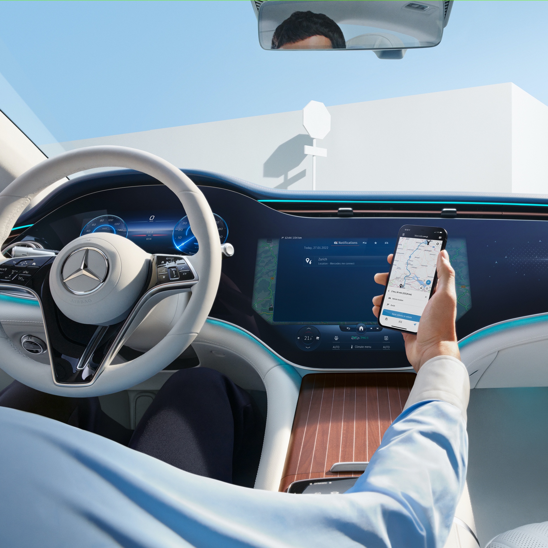 Mercedes me ID | Mercedes me Ein Mann überträgt die ausgewählte Route von seinem Smartphone per Digitalen Extras zum Thema Navigation auf den MBUX Hyperscreen in seinem Mercedes-Benz.