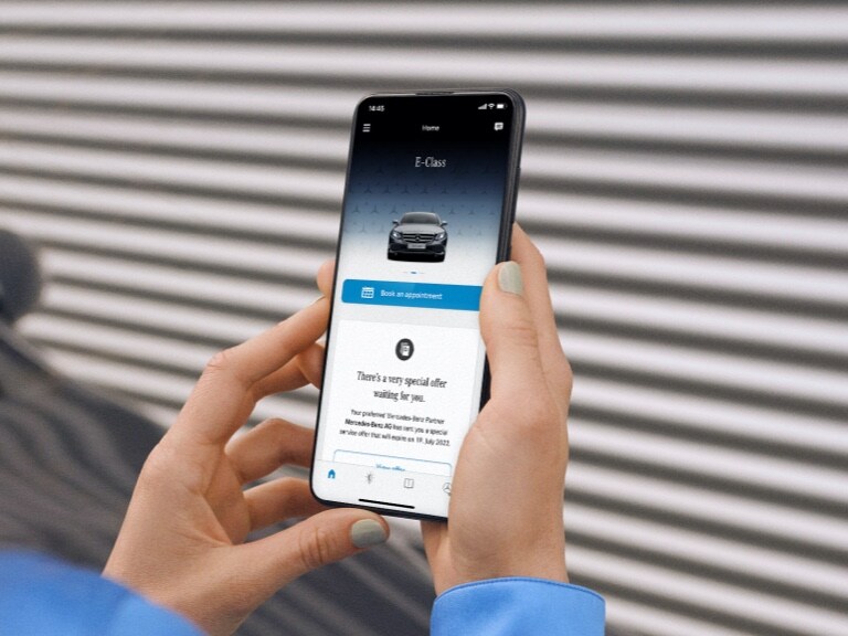 Über ein Smartphone und die Mercedes me Service App wird ein Termin bei einem Mercedes-Benz Partner gebucht.