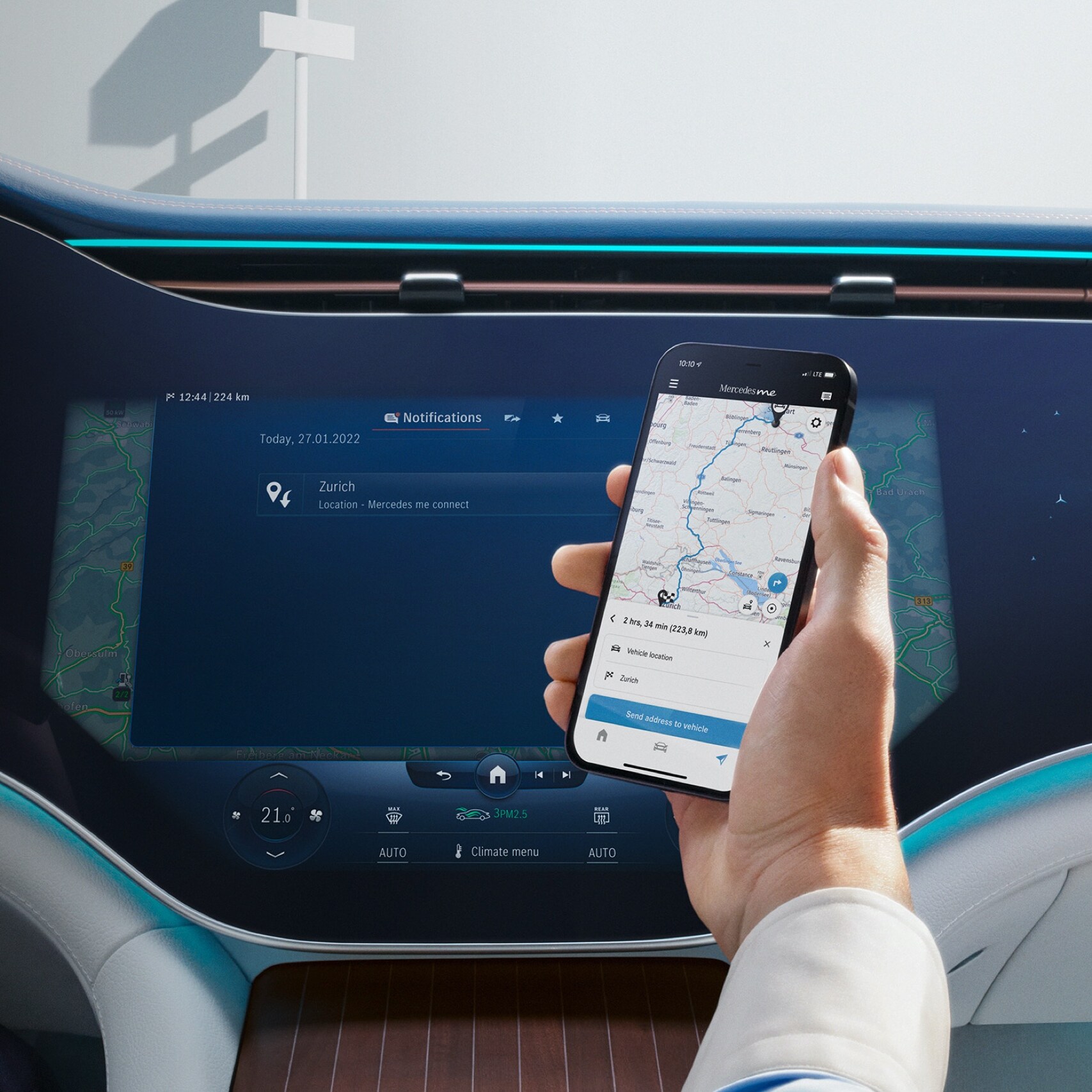 Ein Mann öffnet die Mercedes me App auf seinem Smartphone.