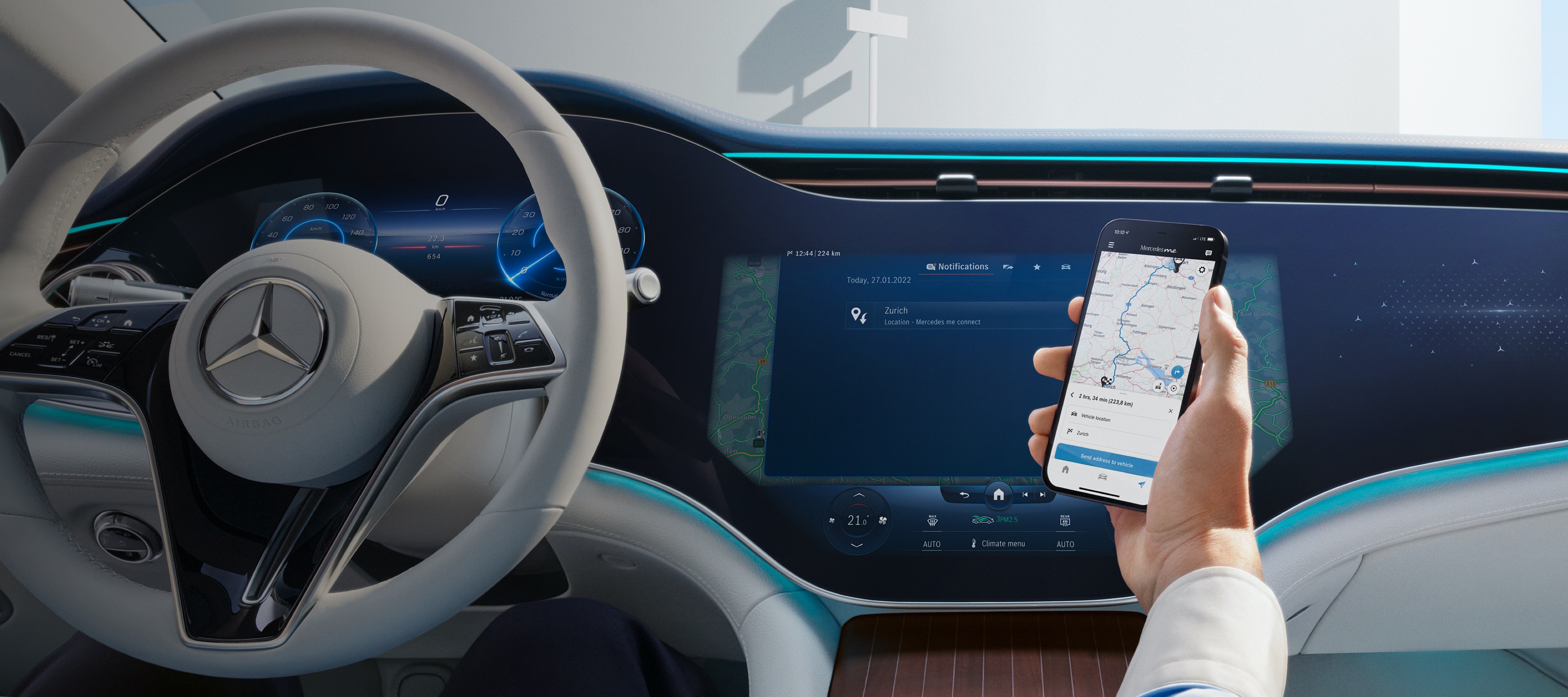 Ein Mann öffnet die Mercedes me App auf seinem Smartphone. Ein Mann öffnet die Mercedes me App auf seinem Smartphone.