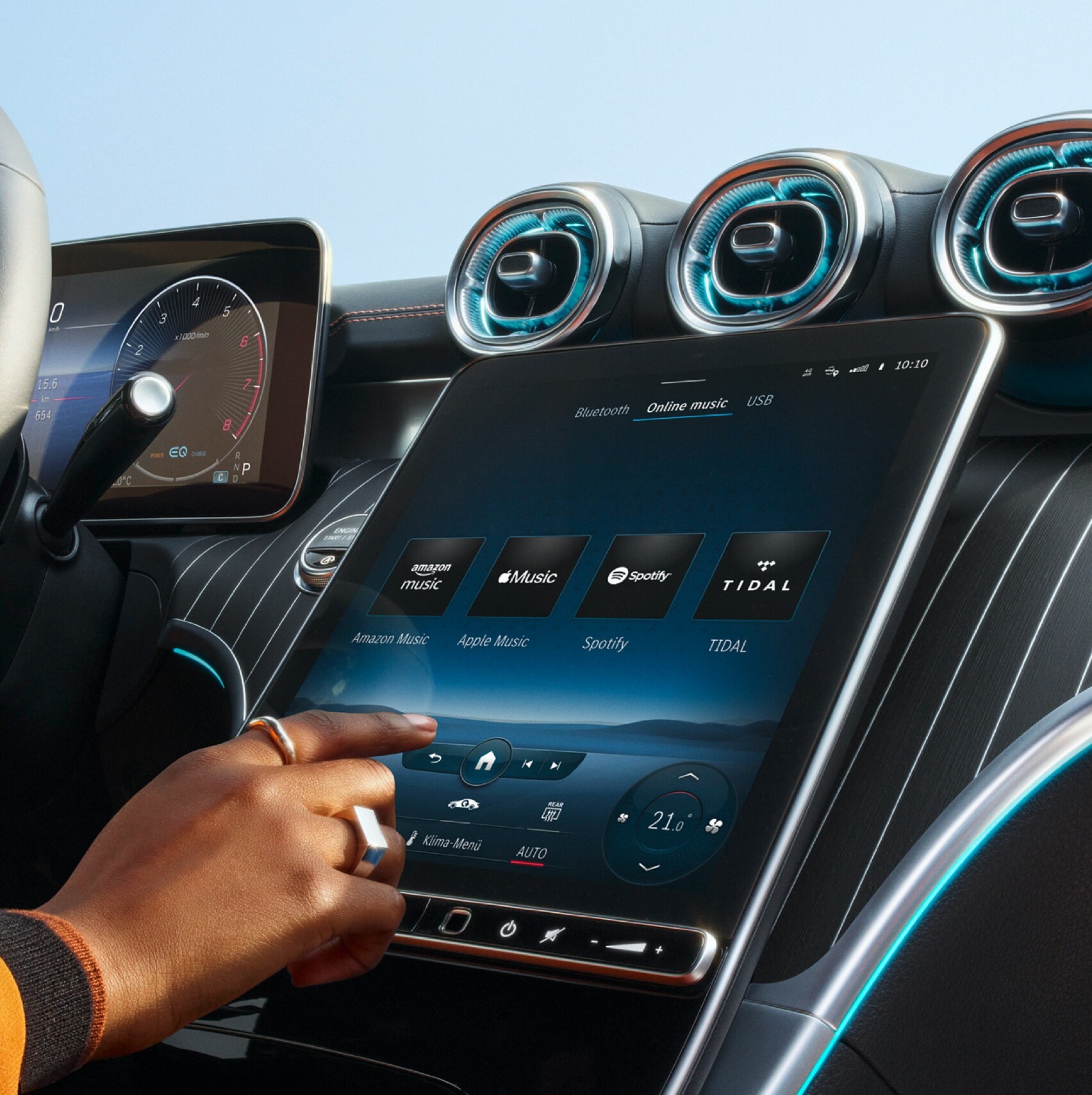 Eine Person wählt auf dem MBUX Multimediasystem in einem Mercedes-Benz aus den Audio-Streaming-Diensten Amazon Music, Apple Music, Spotify und TIDAL den gewünschten aus.