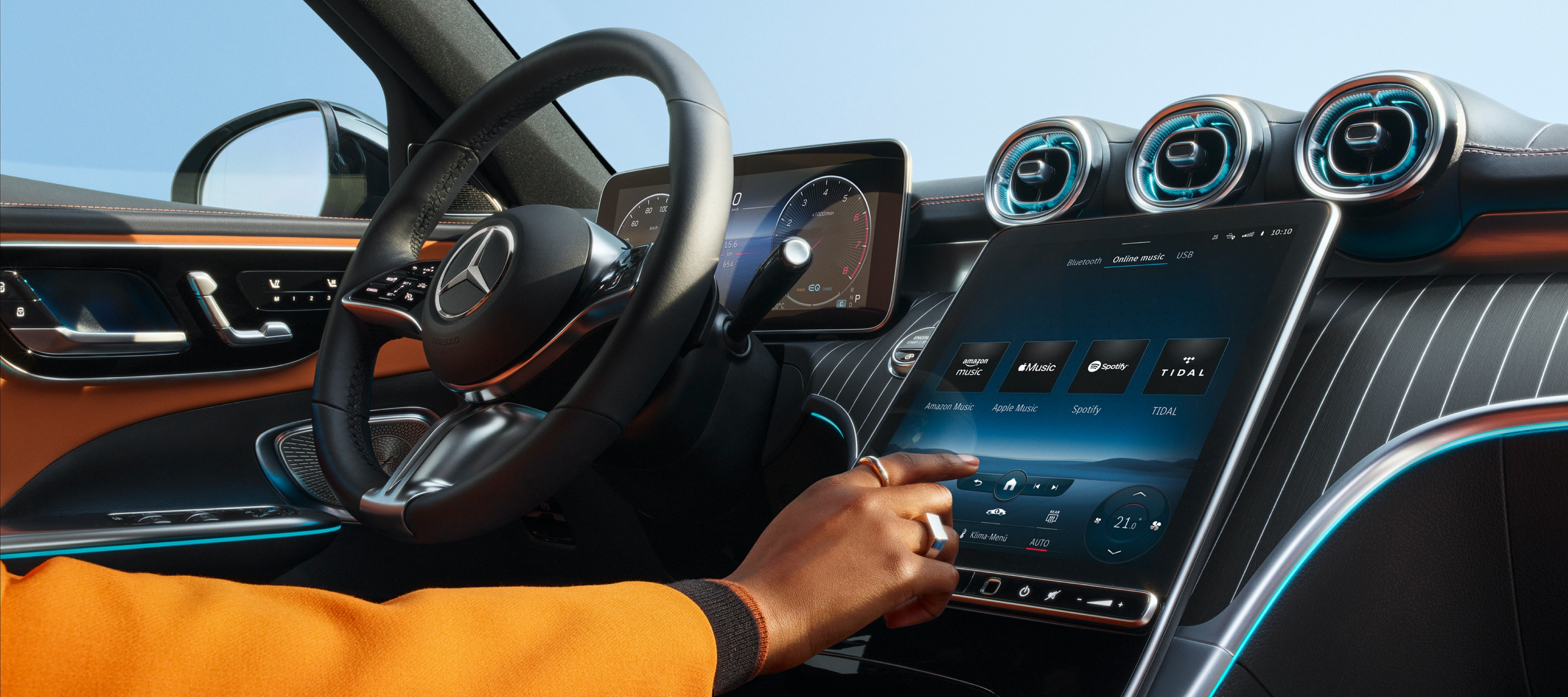 Eine Person wählt auf dem MBUX Multimediasystem in einem Mercedes-Benz aus den Audio-Streaming-Diensten Amazon Music, Apple Music, Spotify und TIDAL den gewünschten aus. Eine Person wählt auf dem MBUX Multimediasystem in einem Mercedes-Benz aus den Audio-Streaming-Diensten Amazon Music, Apple Music, Spotify und TIDAL den gewünschten aus.