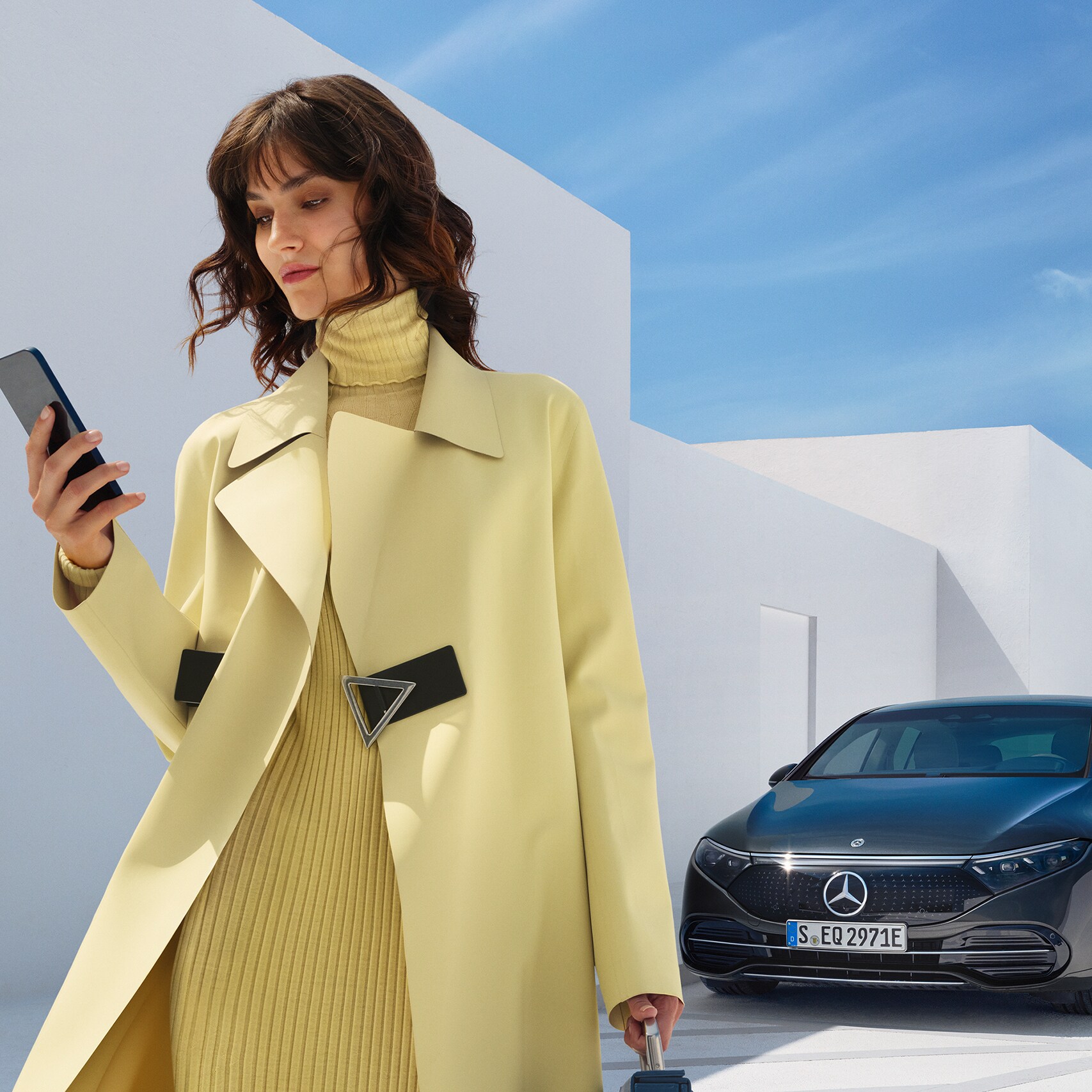 Eine Frau öffnet die Mercedes me App auf ihrem Smartphone.