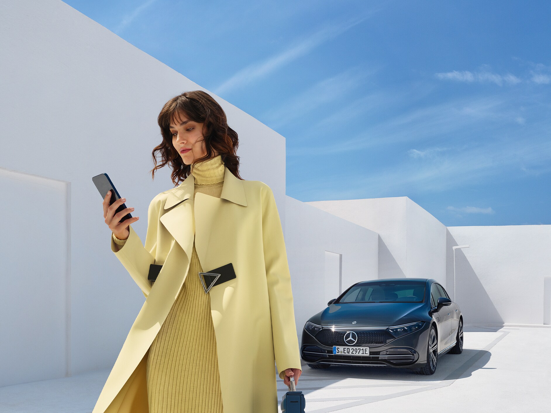 Eine Frau verlängert/kauft über das Smartphone die Digitalen Extras für ein Fahrzeug.