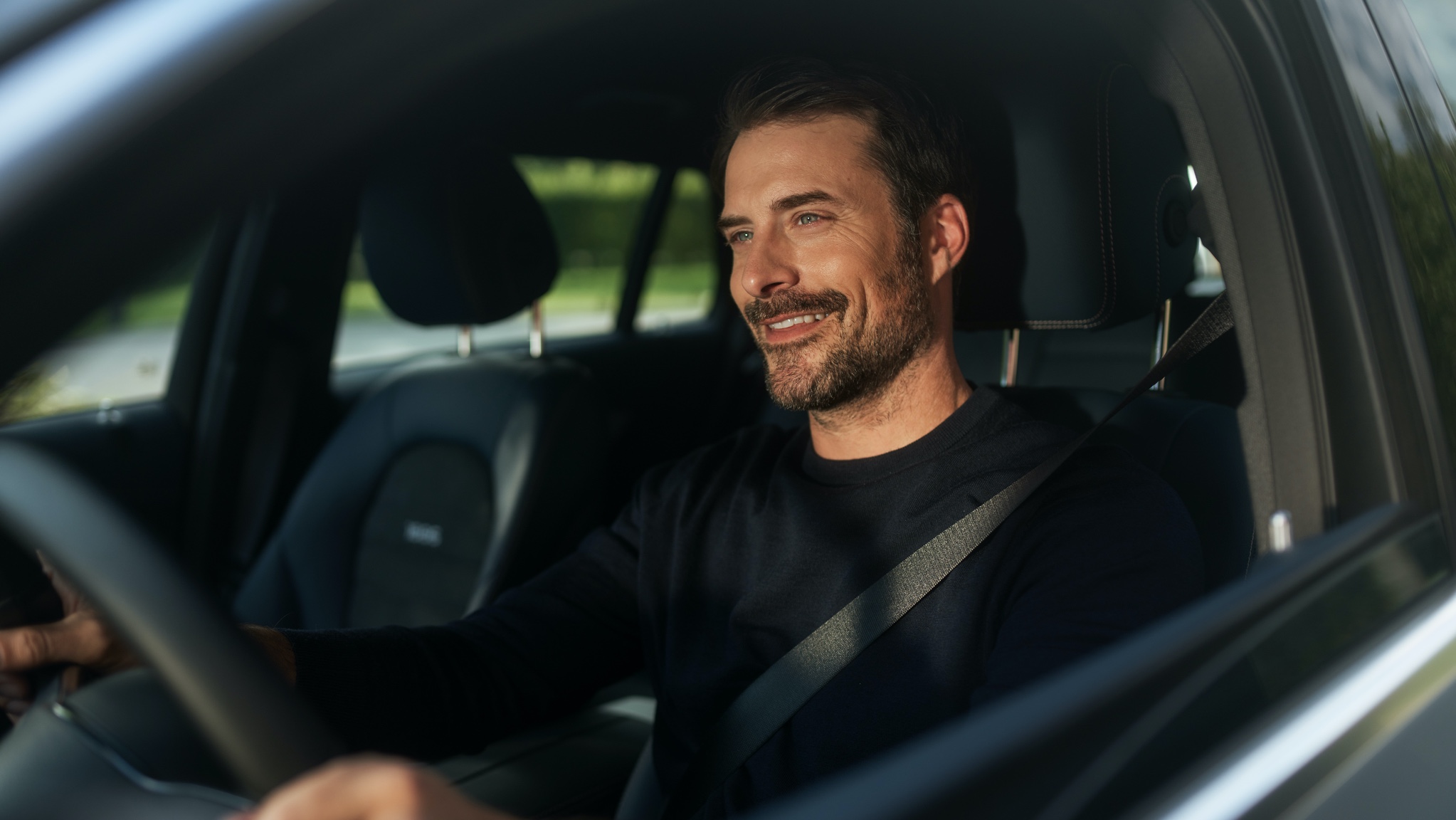 Ein Mann genießt in seinem Mercedes-Benz dank des Entertainment Packages unterbrechungsfreies Internetradio. Ein Mann genießt in seinem Mercedes-Benz dank des Entertainment Packages unterbrechungsfreies Internetradio.