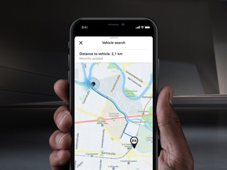 Auf einem Smartphone wird per Digitalem Extra zum Thema Remote der Fahrzeugstandort angezeigt.