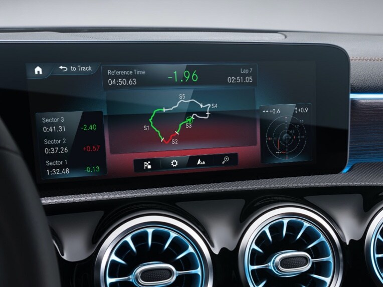 Auf dem MBUX Multimediasystem zeigt das Digitale Extra AMG Track Pace die Rundenzeiten an.