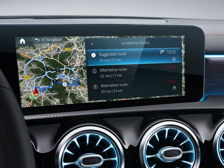 Auf dem MBUX Multimediasystem wird dank der Digitalen Extras zum Thema Navigation die für den Fahrer:in beste Route angezeigt.