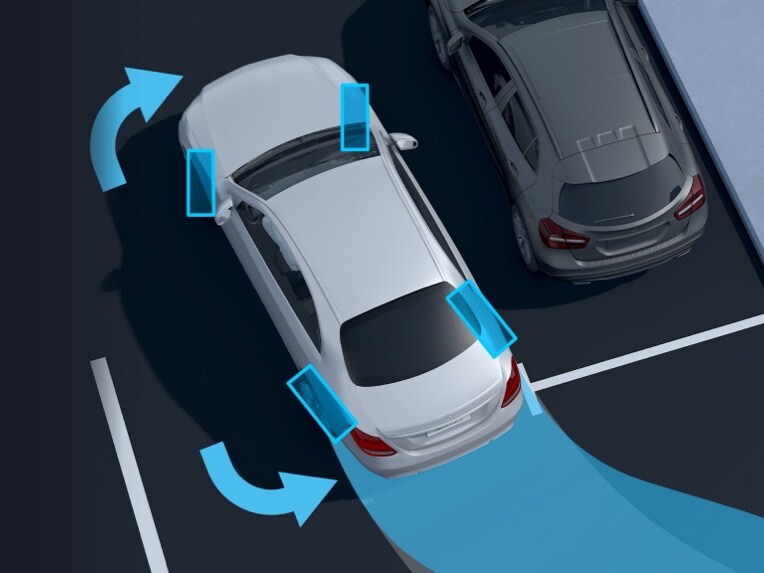 Ein Mercedes-Benz parkt mit dem Digitalen Extra Hinterachslenkung mit großem Lenkwinkel in eine Parklücke ein.